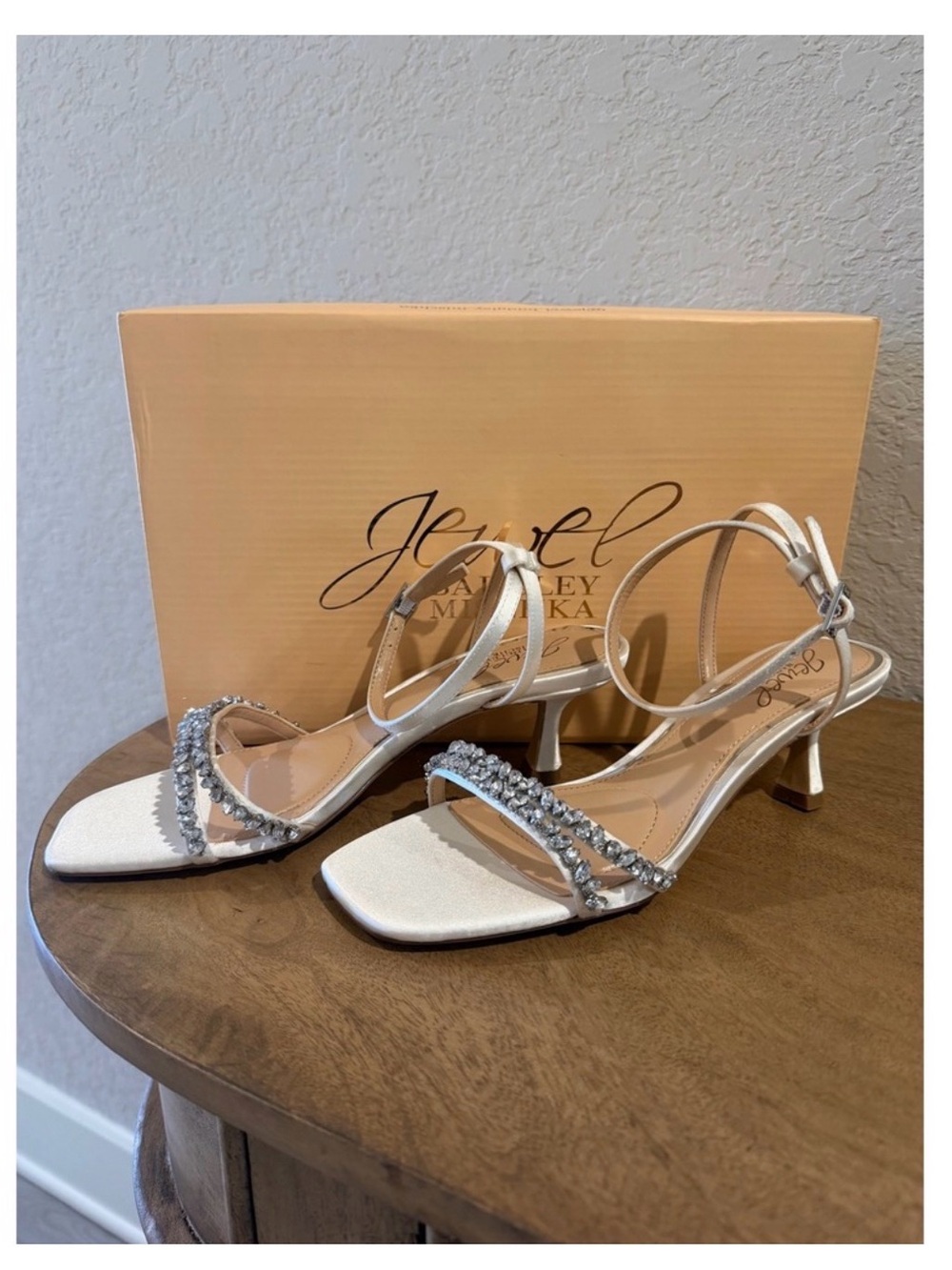 Jewel Badgley Mischka Wedding Bridal Women 6.5 Ivory Satin Crystal Kitten Heel